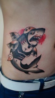 男生腹部嗜血凶鲨纹身图案