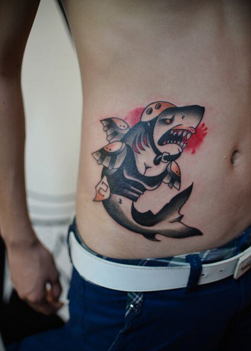 点击大图看下一张：男生腹部嗜血凶鲨纹身图案