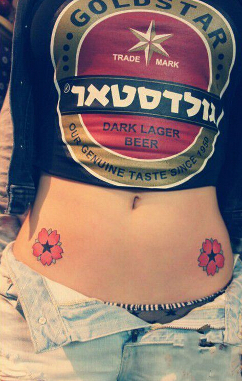 点击大图看下一张:时尚美女腹部个性的两朵小花