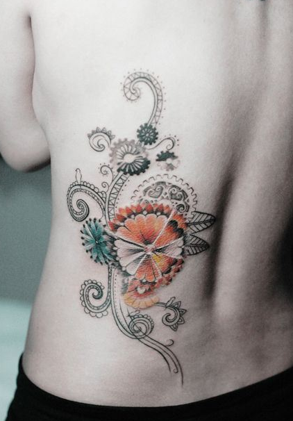 点击大图看下一张：后腰精美雏菊与藤蔓纹身图案