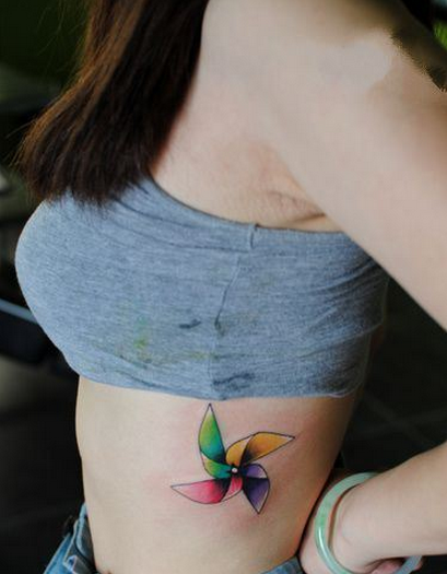 点击大图看下一张：美女腰部彩虹风车侧腰纹身图案