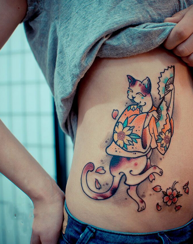 点击大图看下一张：另类个性艺妓猫腹部纹身图案