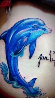 女孩腰部彩色海豚纹身