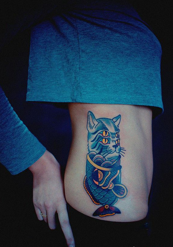 点击大图看下一张：美女细腰上个性猫头鱼身创意纹身