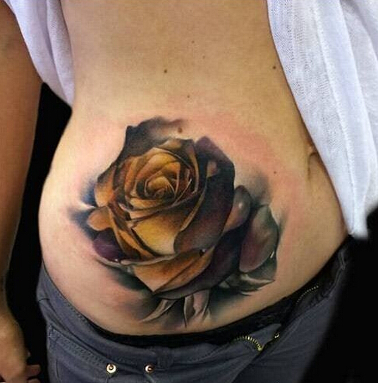 点击大图看下一张：美女腹部玫瑰花纹身图案