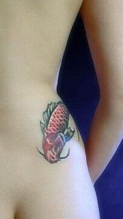 女性后腰鲤鱼纹身图案