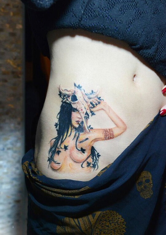 点击大图看下一张:纤腰性感美女肖像纹身图案