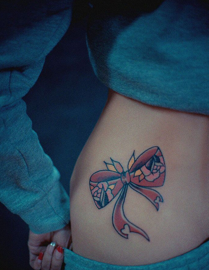 点击大图看下一张：美女侧腰粉色蝴蝶结纹身图案