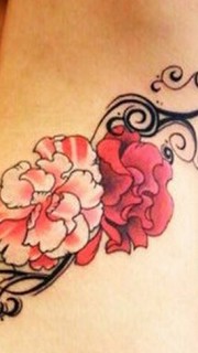女人腰部性感好看的花卉纹身