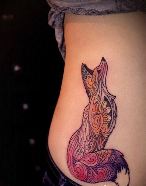 点击大图看下一张：美女侧腰创意漂亮的彩色狐狸
