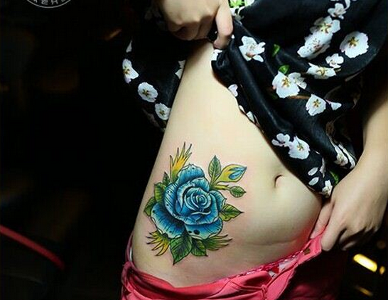 点击大图看下一张：女人腹好看部玫瑰花纹身作品