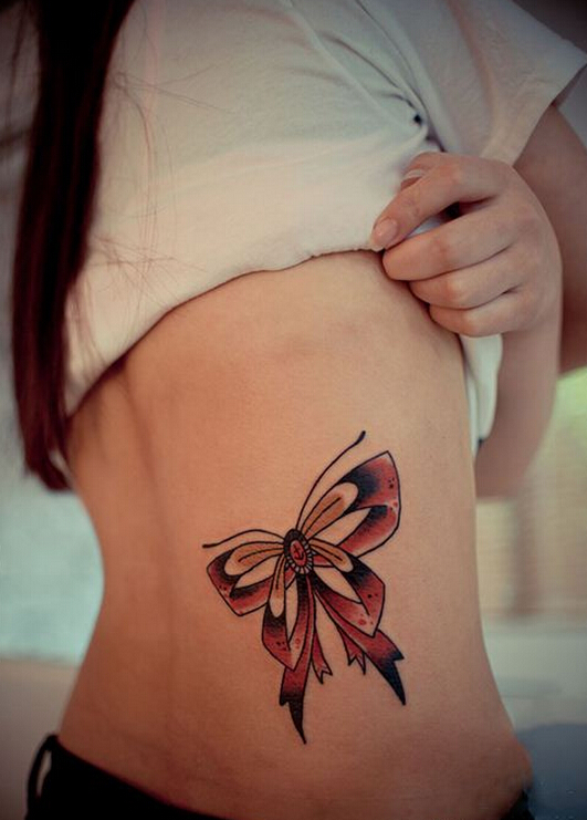 点击大图看下一张：美女腰部蝴蝶结纹身图案
