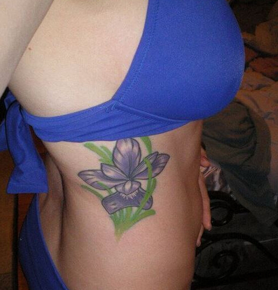 点击大图看下一张：性感妹子腰部紫色的兰花纹身