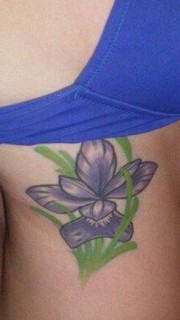 性感妹子腰部紫色的兰花纹身