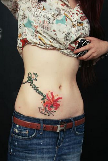 点击大图看下一张：时尚美女腹部英文彼岸花纹身