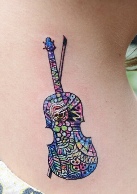 点击大图看下一张：美女背部彩色小提琴纹身