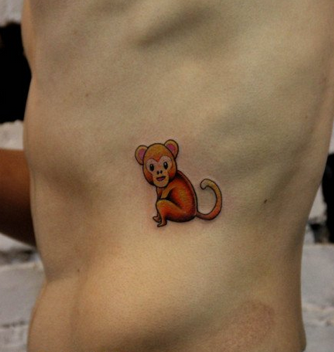 点击大图看下一张：男性腰部可爱的小猴子纹身