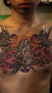 个性男胸前骷髅和玫瑰花纹身