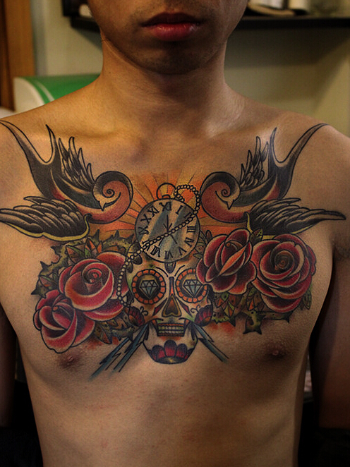 点击大图看下一张：个性男胸前骷髅和玫瑰花纹身