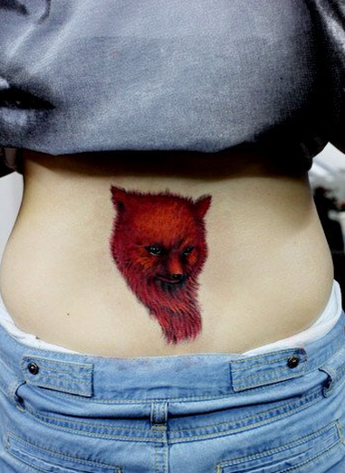 点击大图看下一张：腰部火红色小狐狸纹身图案