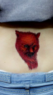 腰部火红色小狐狸纹身图案