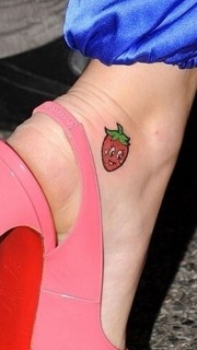 女孩脚部可爱草莓纹身图