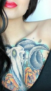 女人胸部骷髅羊头纹身图案