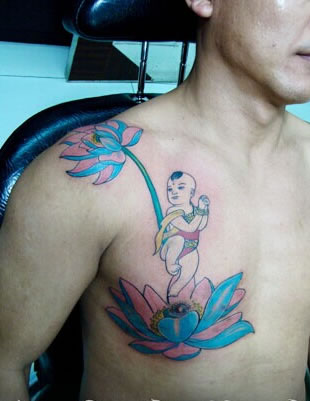 点击大图看下一张：男性胸部荷花童子图案彩色纹身