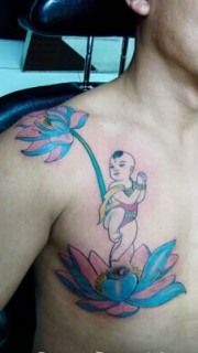 男性胸部荷花童子图案彩色纹身