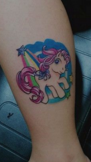 女人腿部潮流的彩虹小马纹身