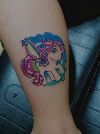 点击大图看下一张：女人腿部潮流的彩虹小马纹身
