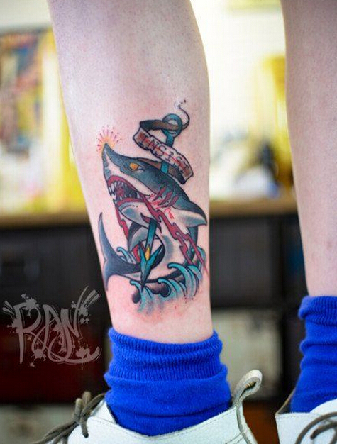 点击大图看下一张：男人腿部经典帅气的鲨鱼纹身