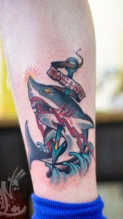 男人腿部经典帅气的鲨鱼纹身