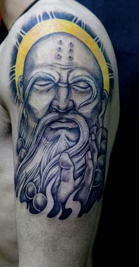 点击大图看下一张：男性手臂上的法海纹身