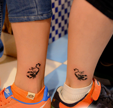 点击大图看下一张：时尚情侣腿部蝎子纹身图案