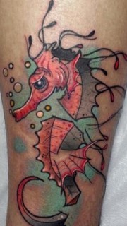 小腿彩色海马纹身图案