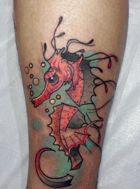 点击大图看下一张：小腿彩色海马纹身图案