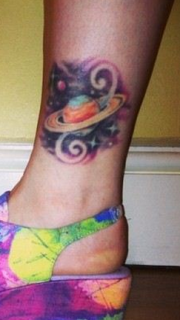 女性腿部时尚潮流的星空小星球纹身