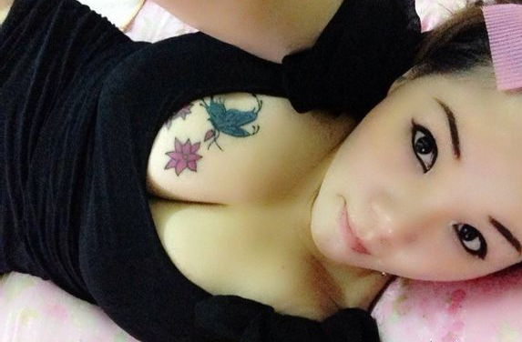 点击大图看下一张：性感女生胸前花卉蝴蝶纹身