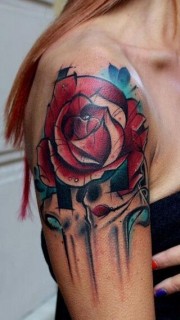 美女手臂时尚的玫瑰纹身