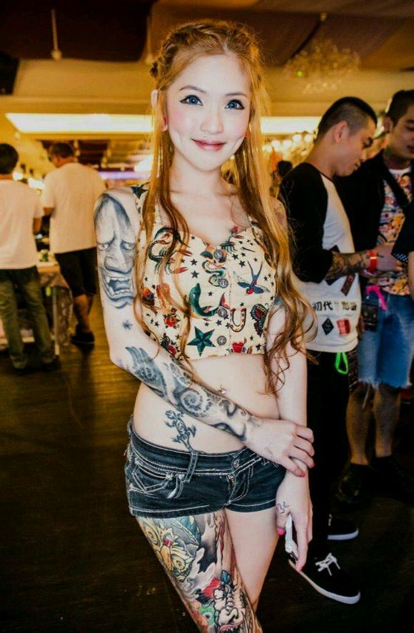 点击大图看下一张：最近很火的马来西亚美女纹身师