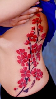 腰部鲜艳的花卉纹身