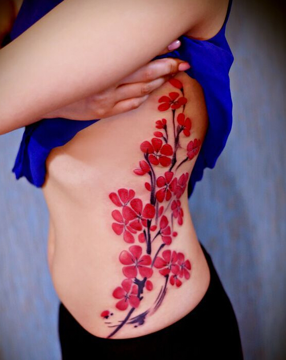 点击大图看下一张：腰部鲜艳的花卉纹身