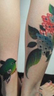 女性小腿好看的梅花小鸟纹身