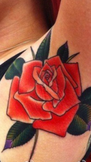 女性腋下个性的玫瑰纹身