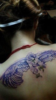 美女背部经典鹰雕纹身