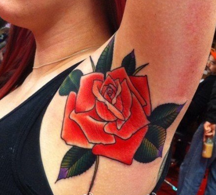 点击大图看下一张：女性腋下个性的玫瑰纹身