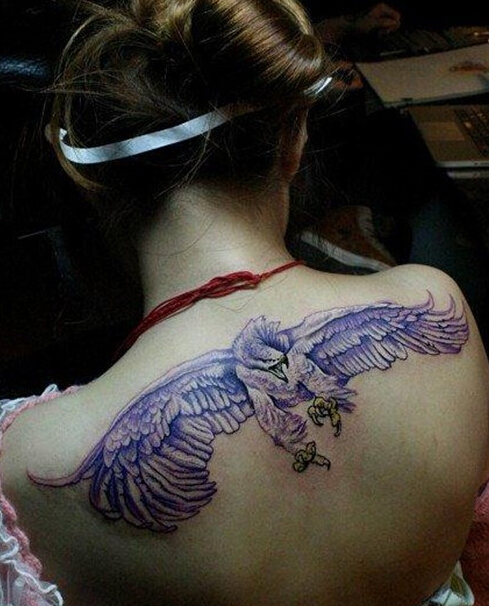 点击大图看下一张：美女背部经典鹰雕纹身