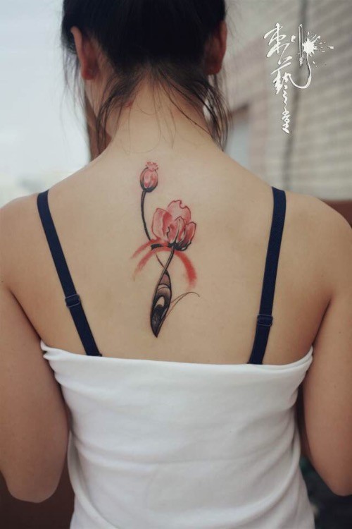 点击大图看下一张：性感美女后背红色花卉纹身