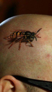 老外头部经典的小蜜蜂纹身图案